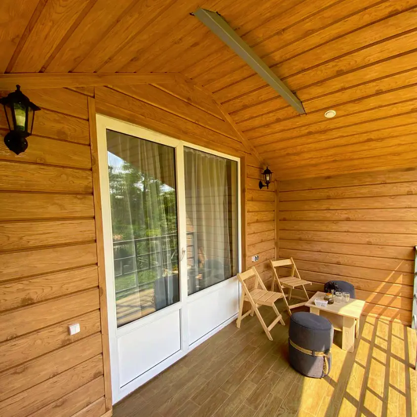 Фото 3 веранда из металлосайдинга Евро-Брус под брус Клен Светлый 3D SteelArt