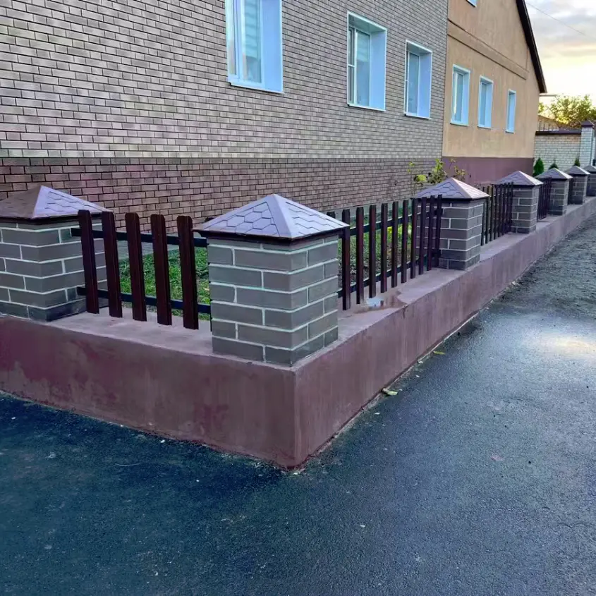 Фото 3 колпак Everest на столбах забора для палисадника